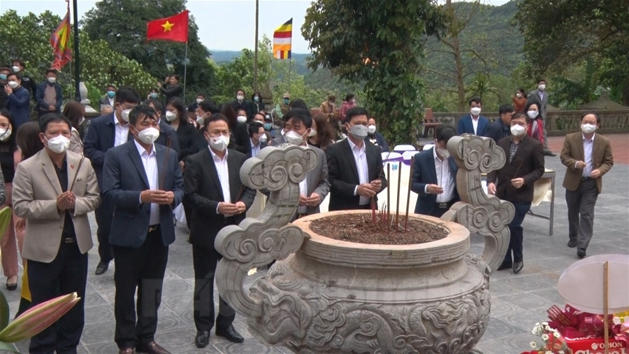 Dâng hương tưởng niệm 692 năm ngày viên tịch Đệ nhị tổ Thiền phái Trúc Lâm Pháp Loa
